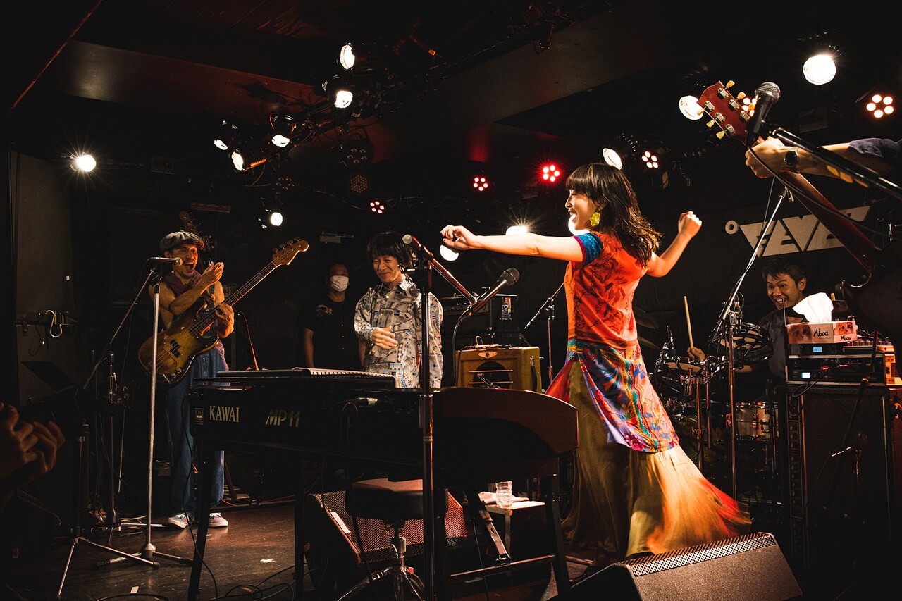 フラワーカンパニーズとヒグチアイ。(撮影:鈴木洋平)